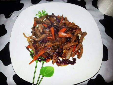 Ternera con zanahoria, col lombarda, cebolla y soja