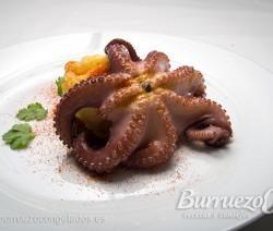 Pulpo a la plancha con patatas ahumadas Pulpo a la plancha con pure de patatas ahumadas, de Burruezo congelados