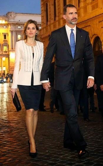 Dña. Letizia, llamativo rojo y elegante blanco y negro, en Italia