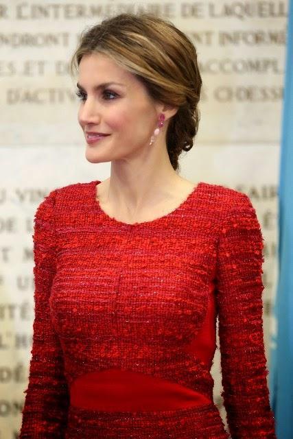 Dña. Letizia, llamativo rojo y elegante blanco y negro, en Italia