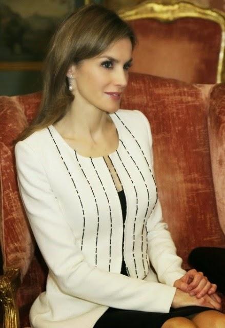 Dña. Letizia, llamativo rojo y elegante blanco y negro, en Italia