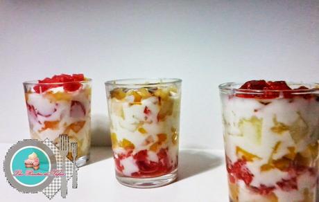 Vasos de yogur y rica fruta.