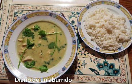 Pollo con curry verde y leche de coco (Tom Kha Kai) Un gran favorito de la cocina tailandesa