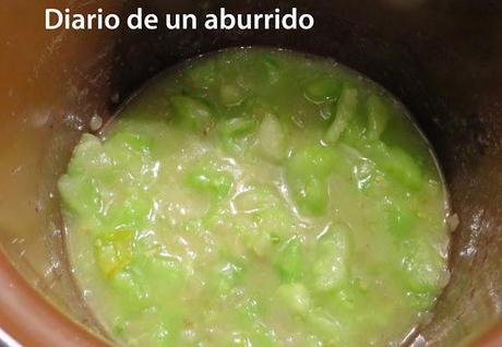 Pollo con curry verde y leche de coco (Tom Kha Kai) Un gran favorito de la cocina tailandesa