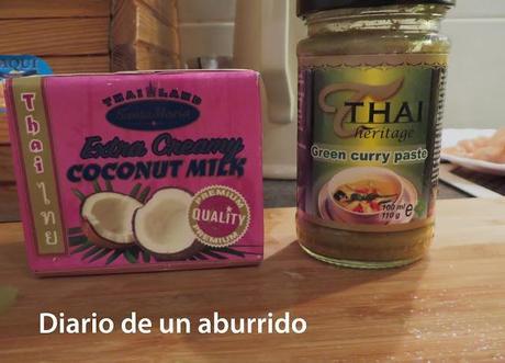 Pollo con curry verde y leche de coco (Tom Kha Kai) Un gran favorito de la cocina tailandesa