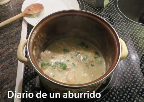 Pollo con curry verde y leche de coco (Tom Kha Kai) Un gran favorito de la cocina tailandesa