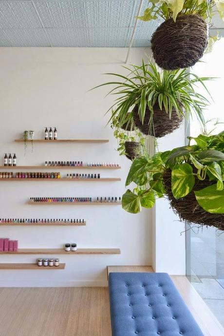 Creativo diseño interior de un salón de manicura