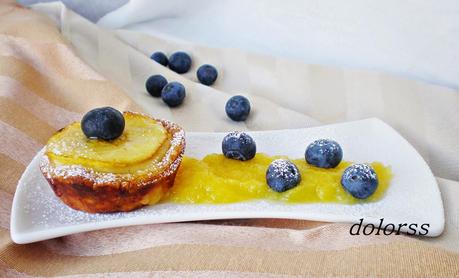 Tartas mini de hojaldre con crema pastelera, manzanas y arándanos