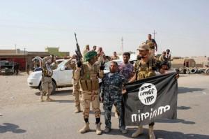Milicianos chiies sostienen una bandera del grupo Estado Islamico en Bagdad. (GTRES) / Archivo