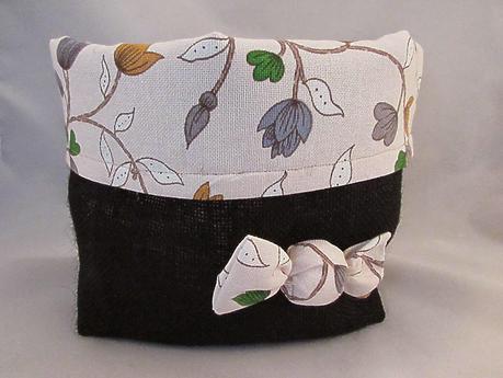 Cesta de arpillera negra y loneta de flores