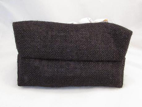 Cesta de arpillera negra y loneta de flores