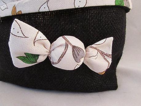 Cesta de arpillera negra y loneta de flores