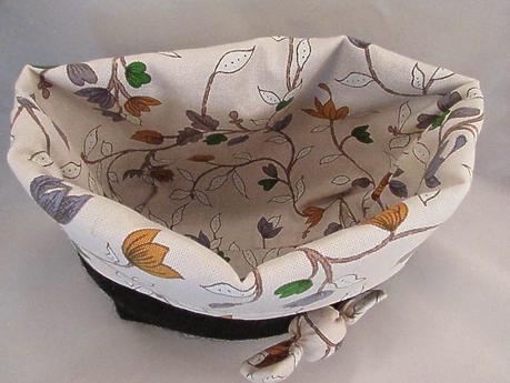 Cesta de arpillera negra y loneta de flores