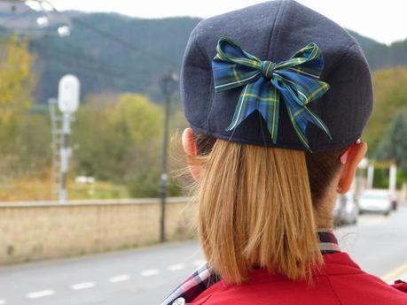 Como combinar una camisa de cuadros Detalle de la gorra azul