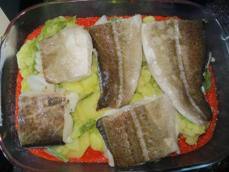 Bacalao Con Patatas Panaderas Sobre Cama de Tomate Frito