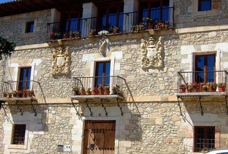 Fachada de un palacio nobiliario en Treviño