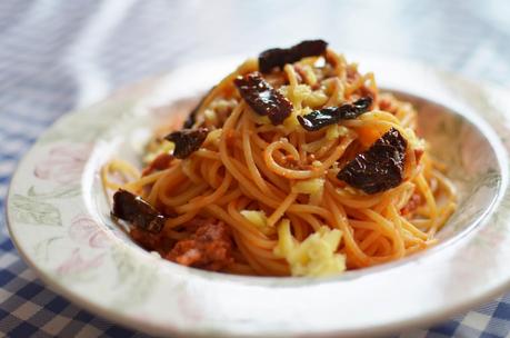 Espaguetis al toque de aceite de tomates secos