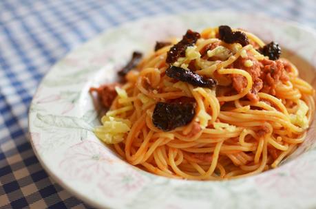 Espaguetis al toque de aceite de tomates secos