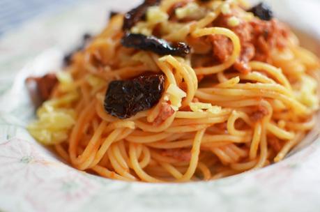 Espaguetis al toque de aceite de tomates secos