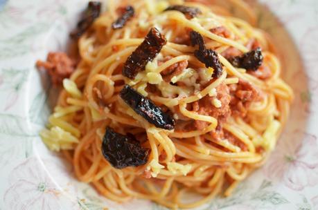 Espaguetis al toque de aceite de tomates secos