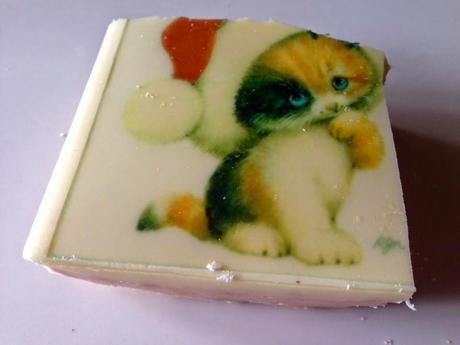 Turrón de chocolate blanco y Nesquik de fresa decorado con chocotransfer de Fotopastel.com Turrón de chocolate blanco y Nesquik de fresa decorado con chocotransfer de Fotopastel.com