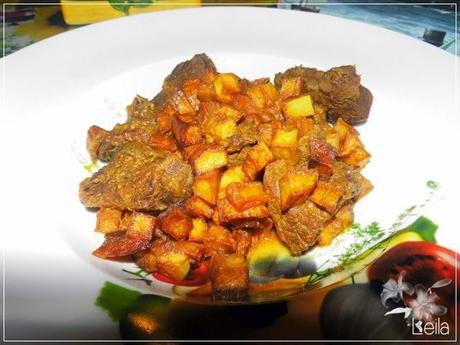 Ternera a la miel con patatas en dados