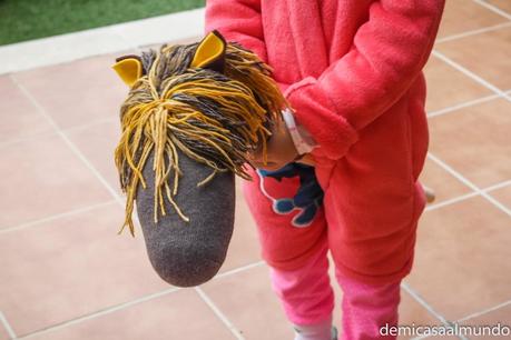 DIY: Cómo hacer un caballito de palo con un calcetín