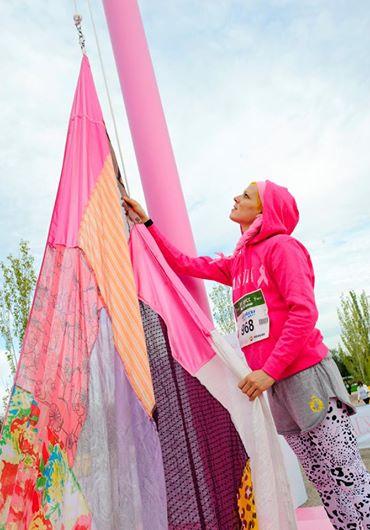 Ausonia y AECC crea una bandera para potenciar la esperanza contra el cáncer de mama.