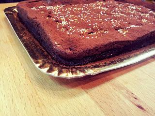 Brownie con fresas para Confianza Solidaria