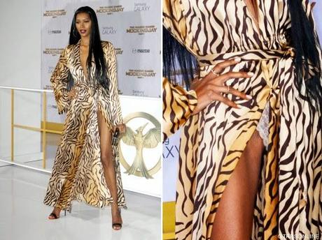 Jessica White enseñando bragas en la presentación de Sinsajo