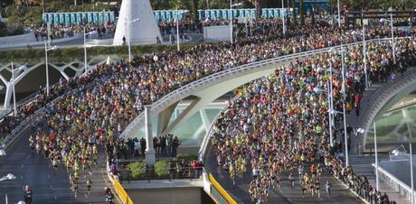 MARATÓN VALENCIA 2014: UN SUEÑO HECHO REALIDAD Y UN NEGOCIO PARA OTROS salida2