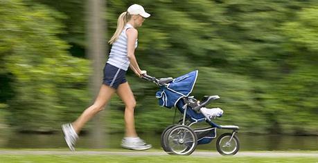 MARATÓN VALENCIA 2014: UN SUEÑO HECHO REALIDAD Y UN NEGOCIO PARA OTROS Parece que no soy la única que corre con su hijo aunque mi carrito pesa lo suyo, no es tan deportivo...