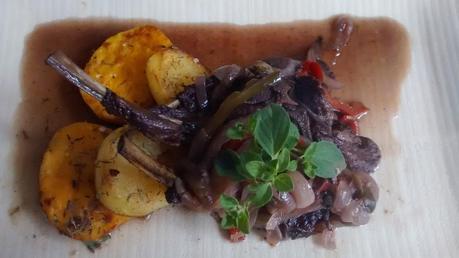 Chuletas de cordero al vino tinto con papas y batatas al tomillo. Chuletas de cordero al vino tinto con papas y batatas al tomillo.