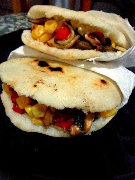 Arepas rellenas de champiñones, maíz y pimientos asados