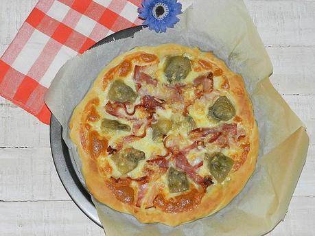 Pizza bianca de alcachofas y panceta