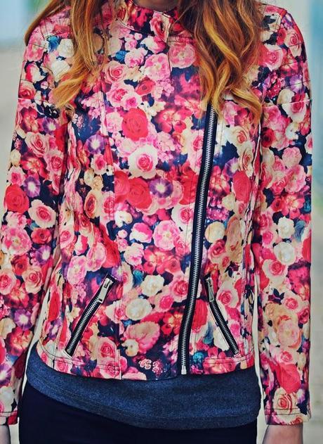 FLORES Y ZAPATOS ROJOS