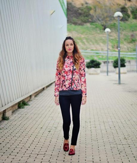 FLORES Y ZAPATOS ROJOS