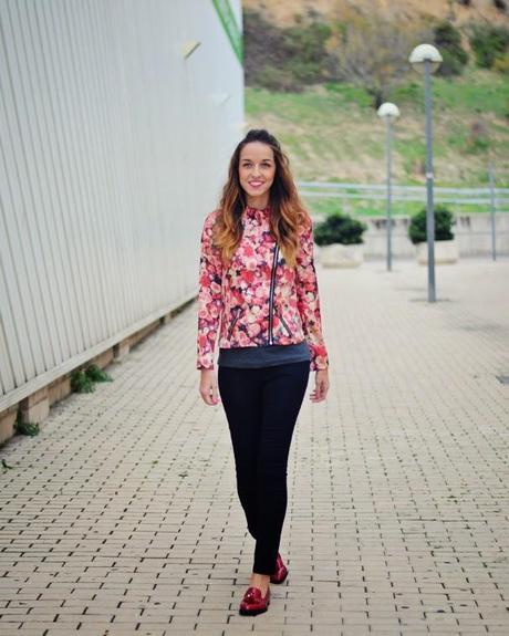 FLORES Y ZAPATOS ROJOS