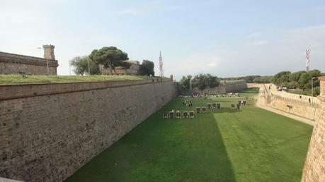 EL CASTILLO DE MONTJUIC EN BARCELONA: LUGAR DEFENSIVO, OF...