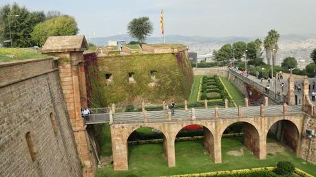 EL CASTILLO DE MONTJUIC EN BARCELONA: LUGAR DEFENSIVO, OF...