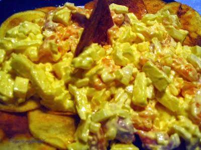 Ensalada de melón, manzana, salmón y batata (boniato) chips