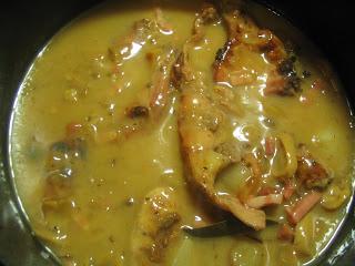 Conejo con champiñones y bacón al cava