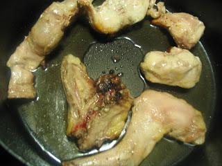 Conejo con champiñones y bacón al cava