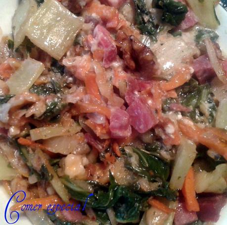 Acelgas rehogadas con jamón, nueces y queso roquefort