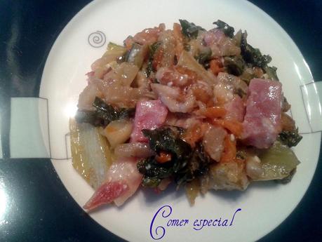 Acelgas rehogadas con jamón, nueces y queso roquefort