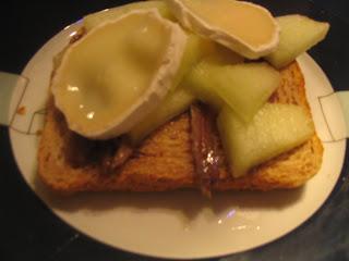 Tosta de queso de cabra, melón y anchoas