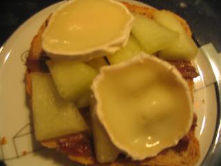 Tosta de queso de cabra, melón y anchoas