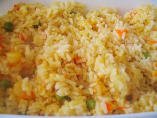 Arroz con verduras, atún y gambitas