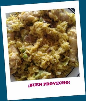 Arroz amarillo con jamoncitos de pollo y verduras