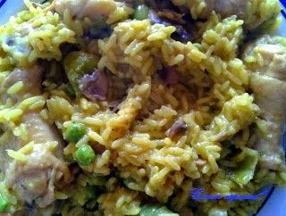 Arroz amarillo con jamoncitos de pollo y verduras